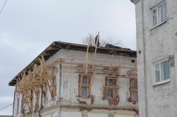 Разборка кровельного покрытия и ремонт карнизных свесов на объекте Дом Дементьева